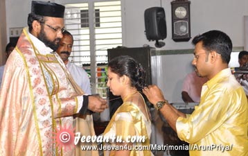 ARUN PRIYA Wedding Photos at Mar Baselious Gregorious Orthodox Church